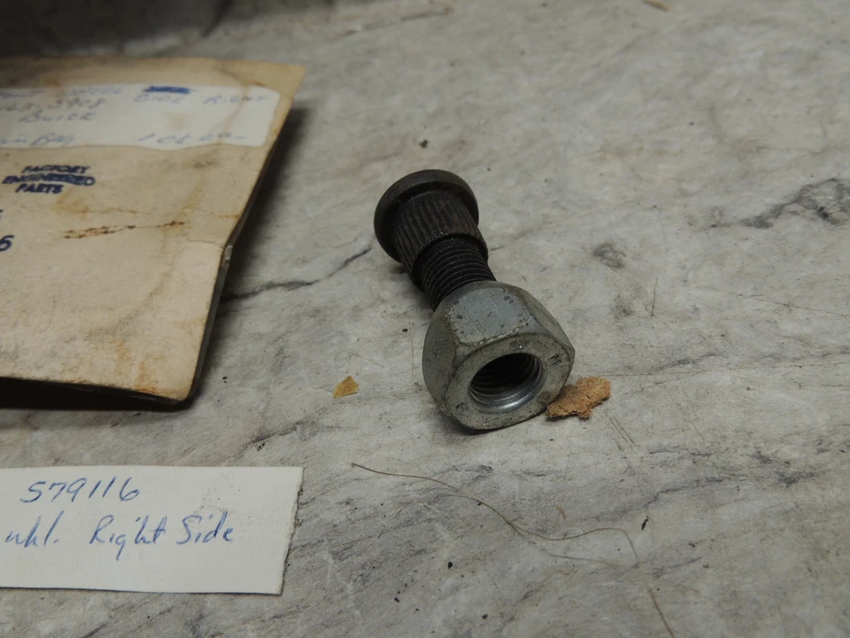 GM 579116 1961-1963 Buick Skylark Olds NOS RH rueda delantera a perno de buje Foto 2 de 2