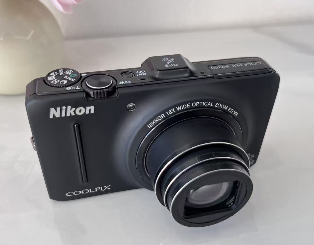 Nikon COOLPIX S9300 16.0MP Digital Camera 18x Optica Zoom Black