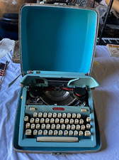 1959 Royal Futura 600 Turquois Portable Typewriter w New Ink & Case thumbnail