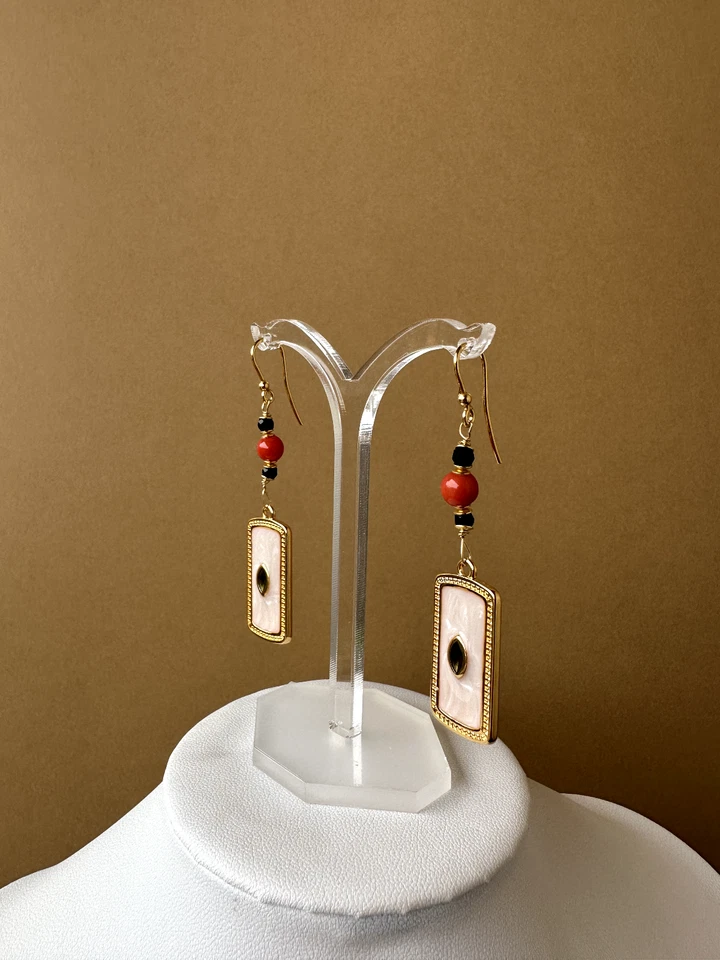 Orecchini in argento 925, vero corallo rosso mediterraneo e zamak laccato a mano - Immagine 2 di 4