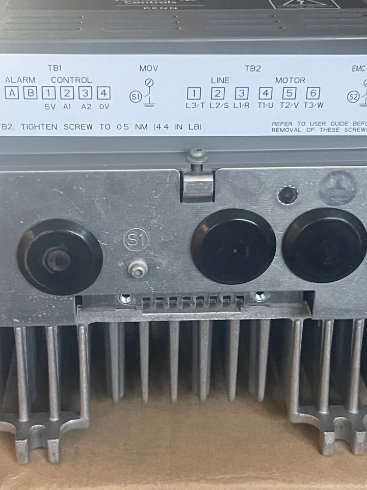 Unidad de frecuencia variable Johnson Controls Penn VFD66DAA-28 5,7 amperios Foto 4 de 4