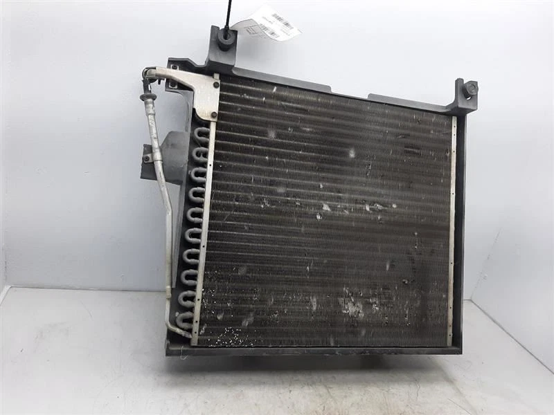 Condensador de aire acondicionado 97-99 Dodge Dakota 55036499AB Foto 2 de 4