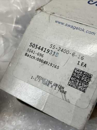New Swagelok Reducing Union 1- 1/2 Tube X 1 Tube SS-2400-6-16 - Picture 2 of 2