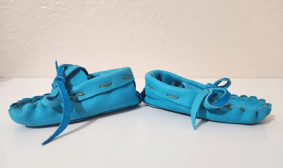 Mocassins infantis de couro azul-petróleo super macio feitos à mão tamanho 2  - Imagem 4 de 4