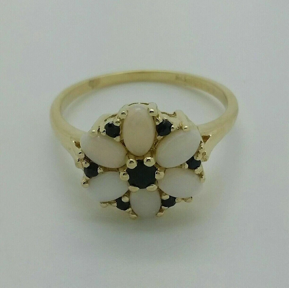 Anillo de compromiso de ópalo de fuego y zafiro azul de corte ovalado de 2 quilates de oro amarillo de 14 quilates Foto 3 de 4