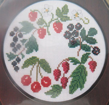 Stickvorlage "Kranz aus Sommerbeeren und jede Menge Beeren" Kreuzstichmotive