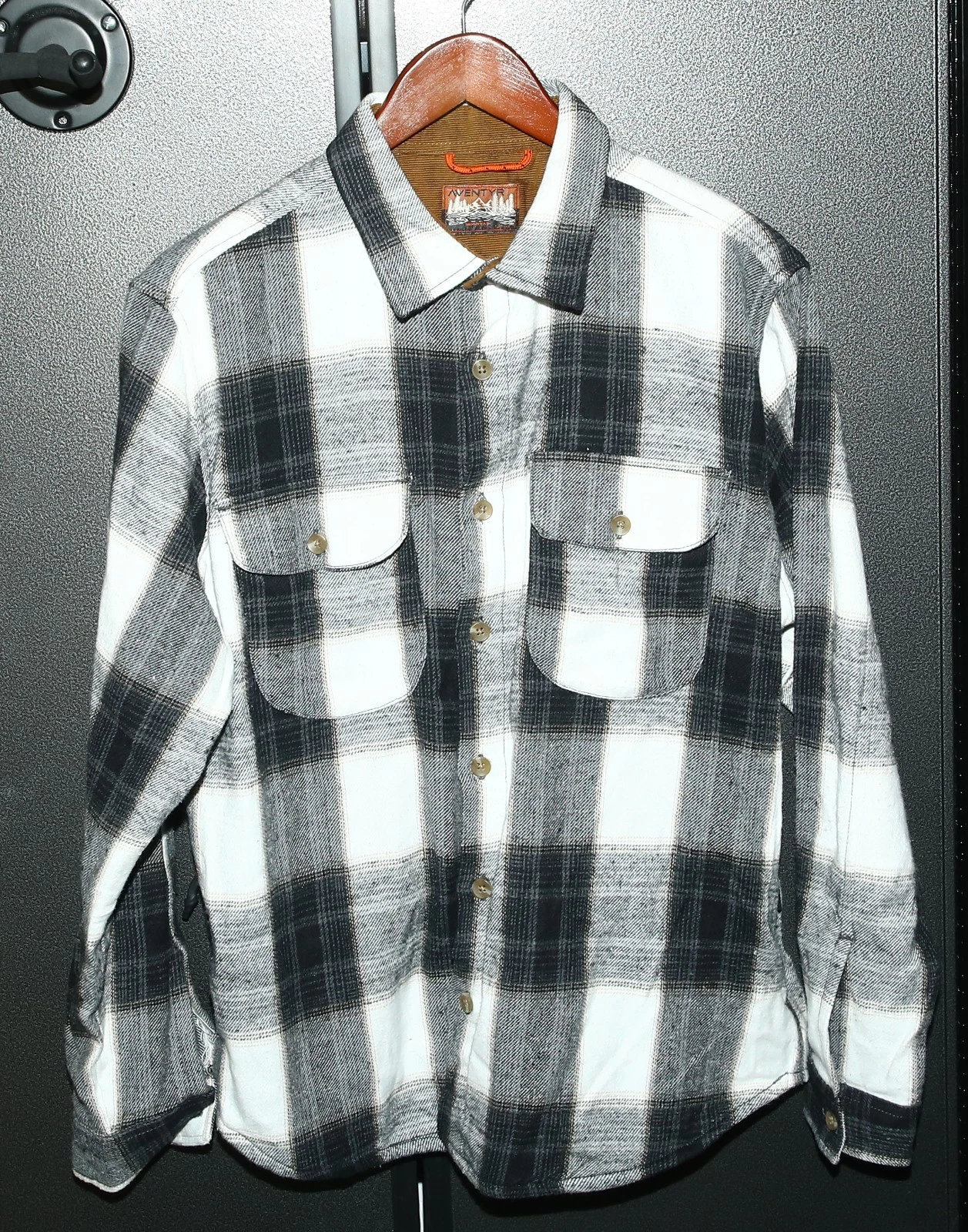 Aventyr Mountain Men's L Black And White Plaid Flannel Shirt Zip Side Pockets