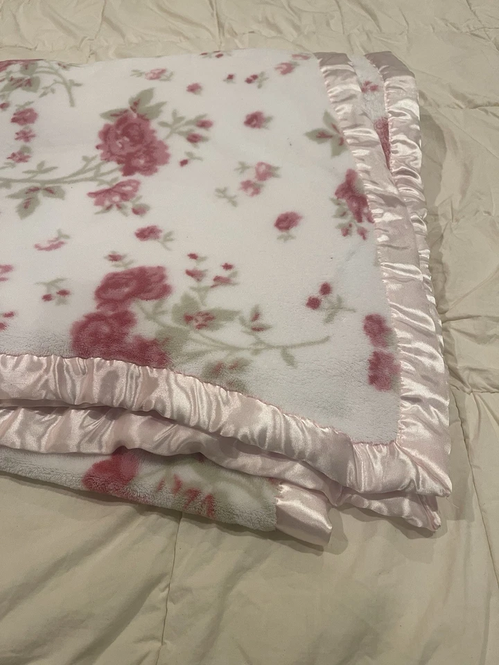 Shabby Chic TARGET single ply pink white flower blanket satin trim 69” x 87” - Image 3 of 4