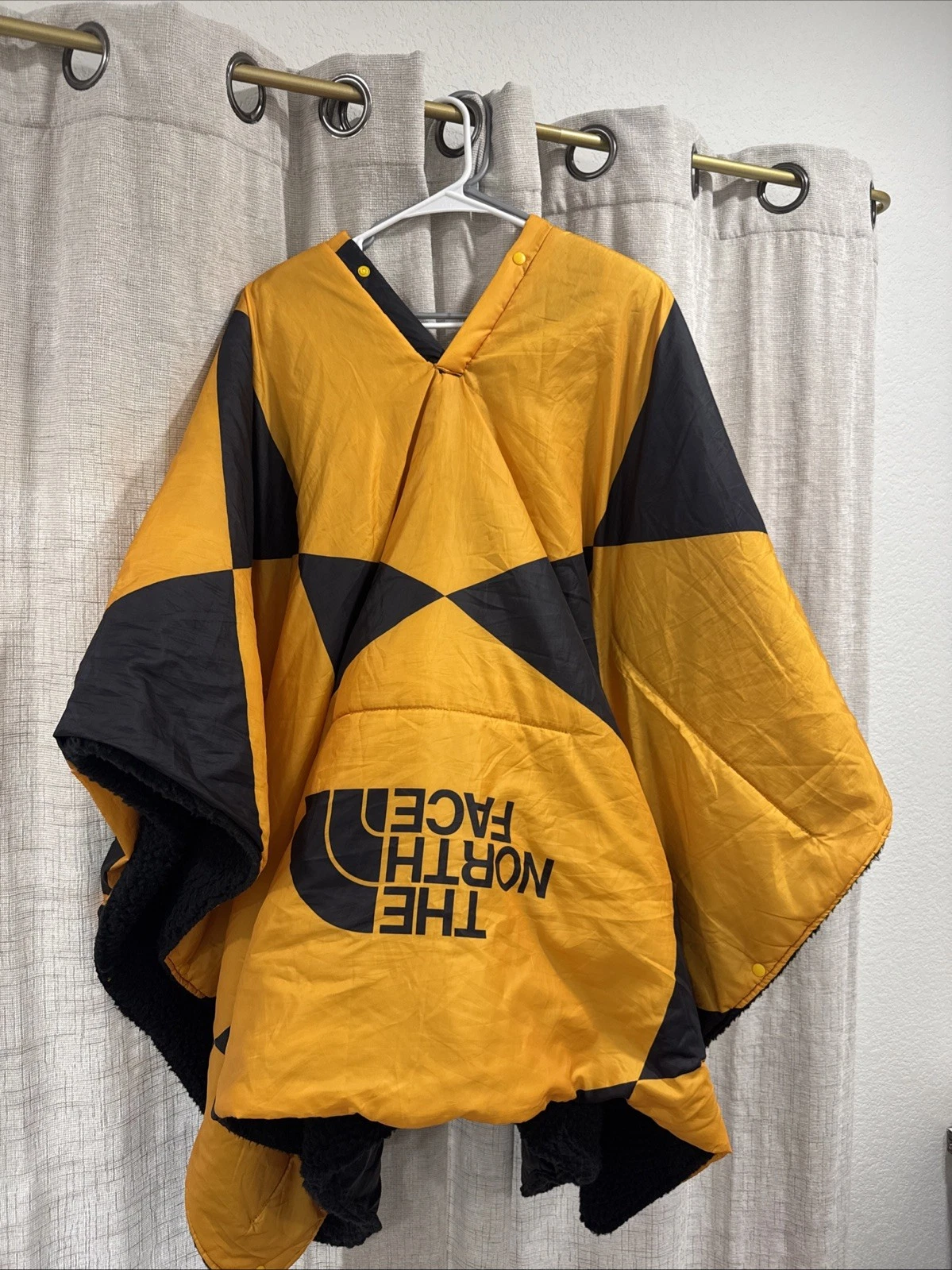 Northface Fleece Poncho/Blanket 50”x68”
Opens in a new window or tab