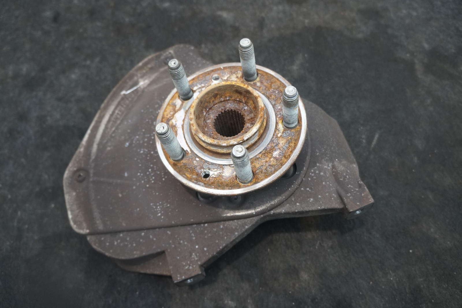 Front Left Spindle Knuckle Wheel Hub 7G43-3K185-AB Aston Martin V8 Vantage 2006