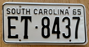 1965 SOUTH CAROLINA PASSENGER AUTO LICENSE PLATE " ET 8437 " SC