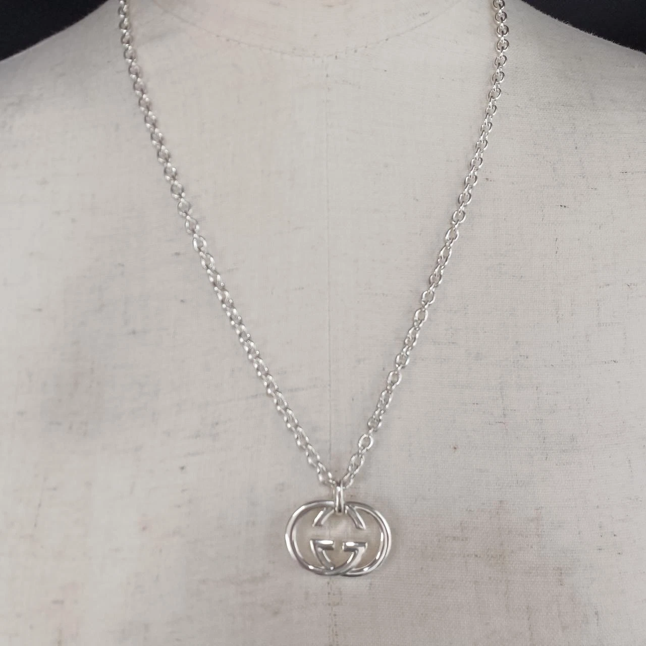 Collana Gucci motivo logo argento placcato oro 18 carati usata