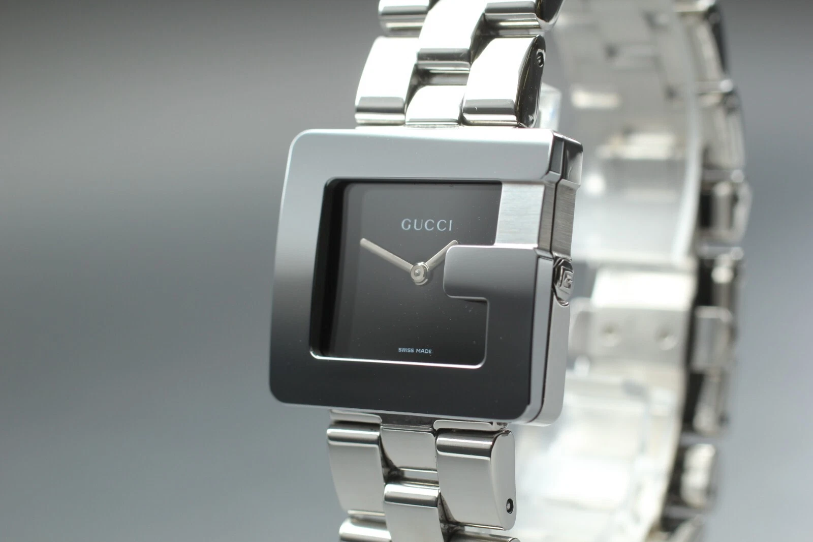Montre femme Gucci 3600J cadran noir argenté carré quartz 