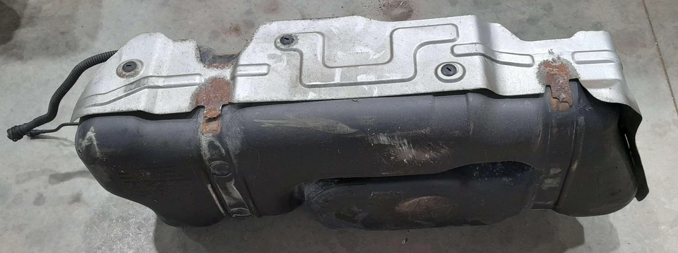 Conjunto de tanque de combustível Toyota Sequoia 2008 - 2022 fabricante de equipamento original 770010C070 - Imagem 2 de 4