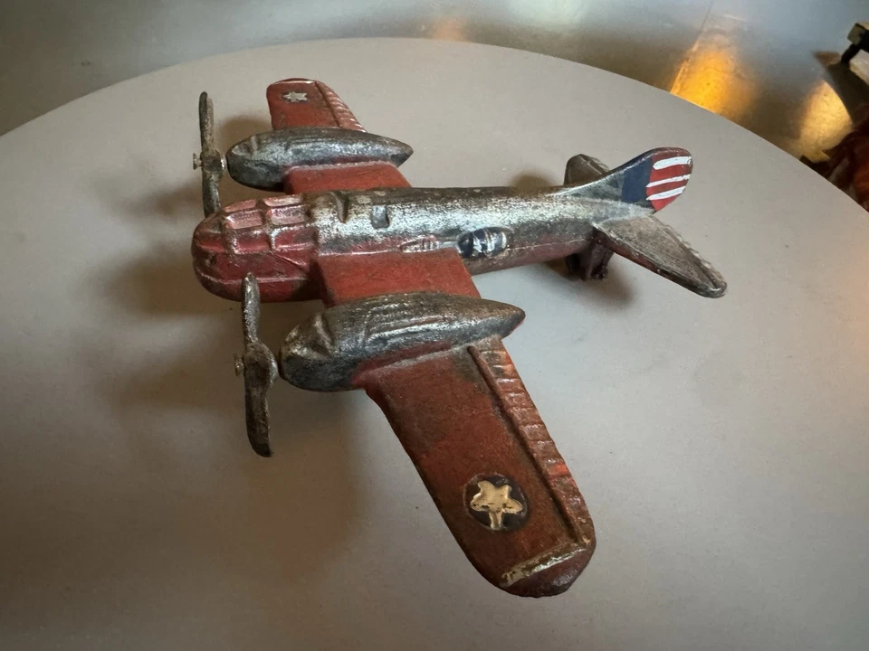 Juego de CINCO aviones hélice de juguete de hierro fundido vintage. Foto 3 de 4