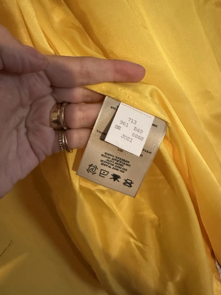Gabardina Burberry amarilla 8R Foto 4 de 4