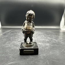 Bronzestatue eines kleinen Jungen auf Marmor-Sockel mit Aufschrift BERLIN- I.7