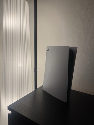 PlayStation 5 Disc Version 825 GB (2023) mit zwei Controllern (Weiß) + Spielen