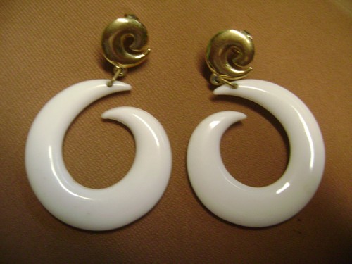 VINTAGE DANGLE WHITE PLASTIC GOLD TONE SWIRL GOLD TONE PIERCED EARRINGS