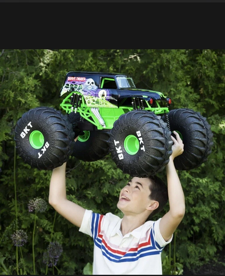 Official GRAVE DIGGER MEGA All-Terrain R/C 1:6 Scale Monster Truck Lights 4+yrs - Image 4 of 4