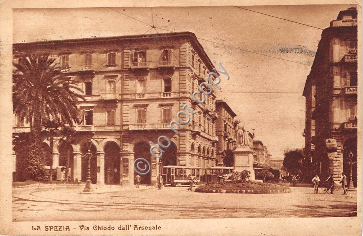 Cartolina - Postcard - La Spezia Via Chiodo da Arsenale animata tram 1926