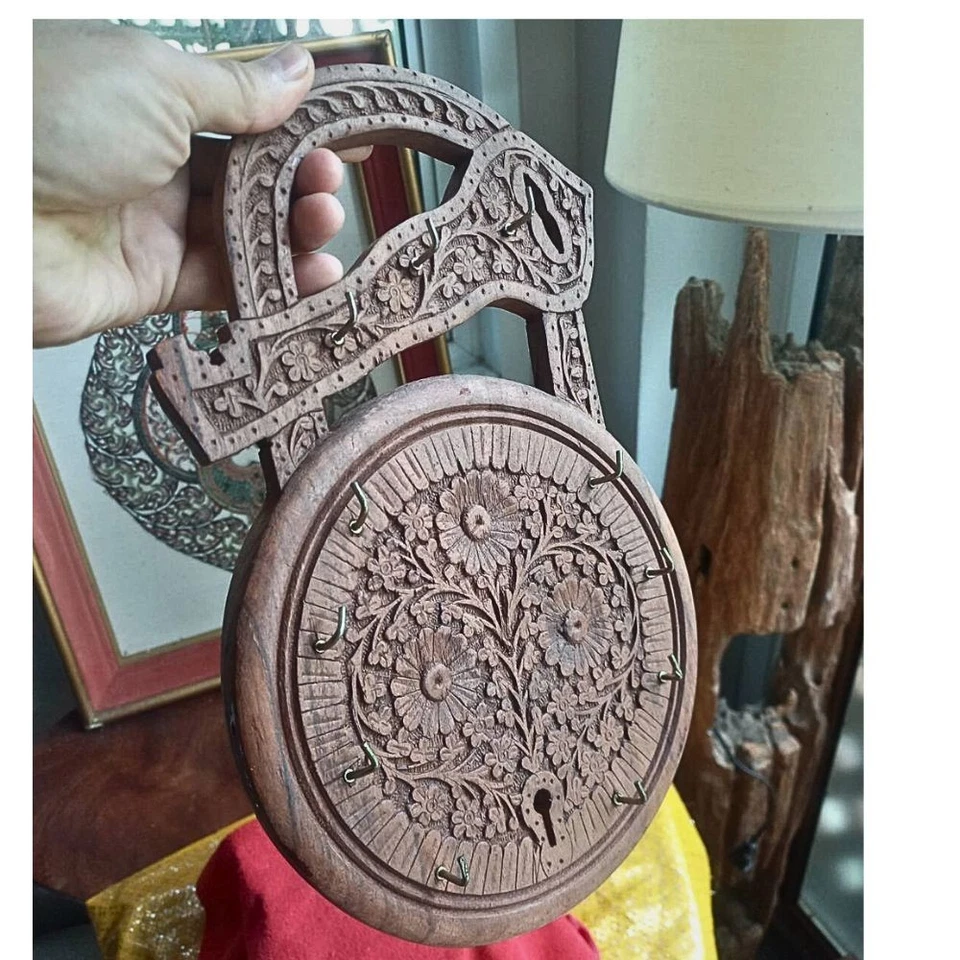 Porta llaves de madera vintage raro estante tallado a mano cerradura en forma de colgante de pared 12" de alto Foto 2 de 4