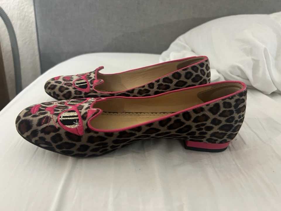 Pisos de ballet Charlotte Olympia x Barbie para niñas, talla 36,5, Pink Kitty PVP $425 Foto 3 de 4