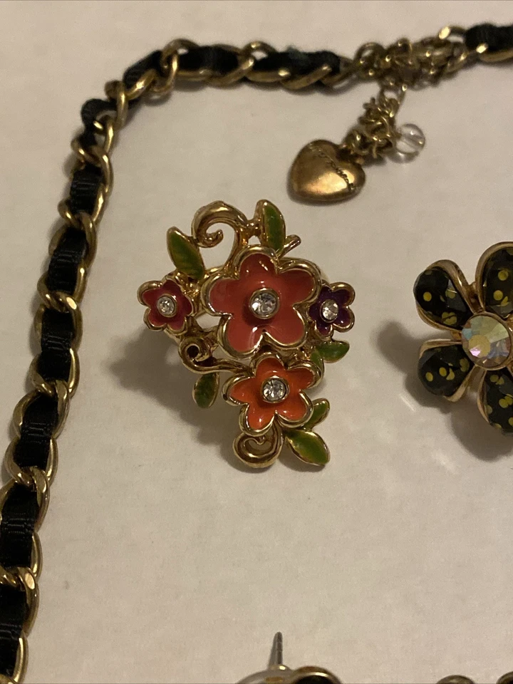 Conjunto de joyería vintage Betsey Johnson Y2K - collar con dije floral, pendientes, anillo Foto 3 de 4