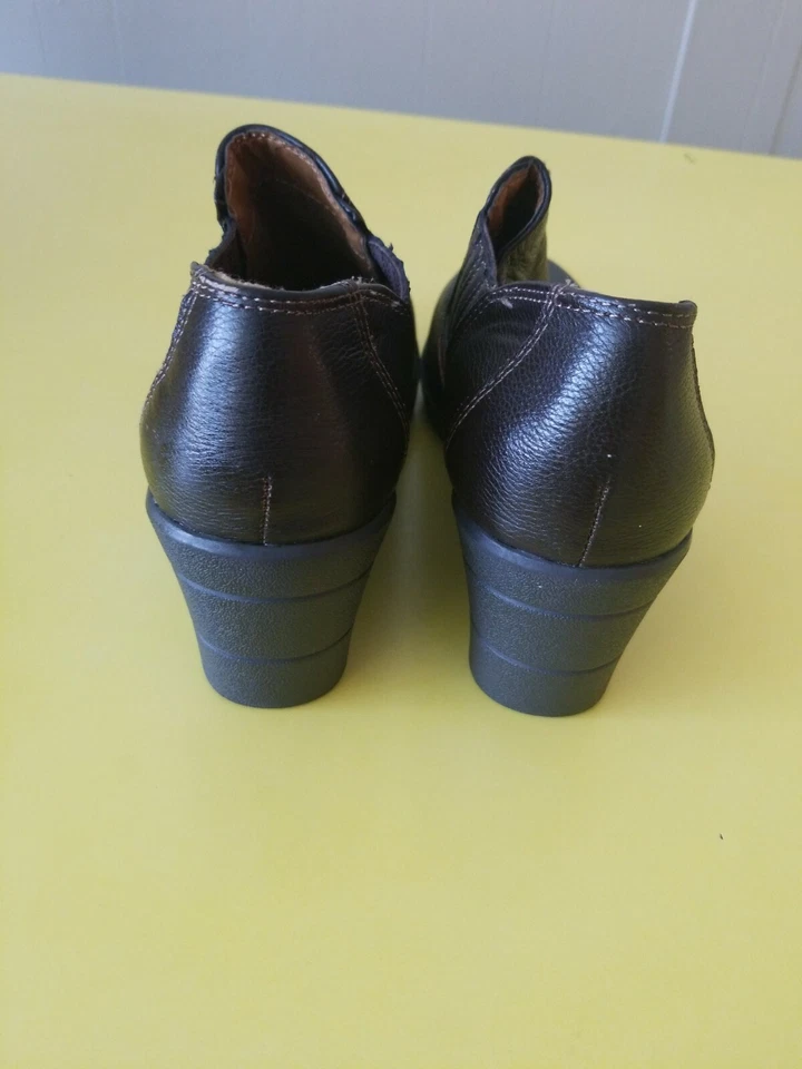 Mocasín de cuña ThomMcAn Deidre 2 de cuero marrón para mujer tallas 8 y 9,5 Foto 3 de 4