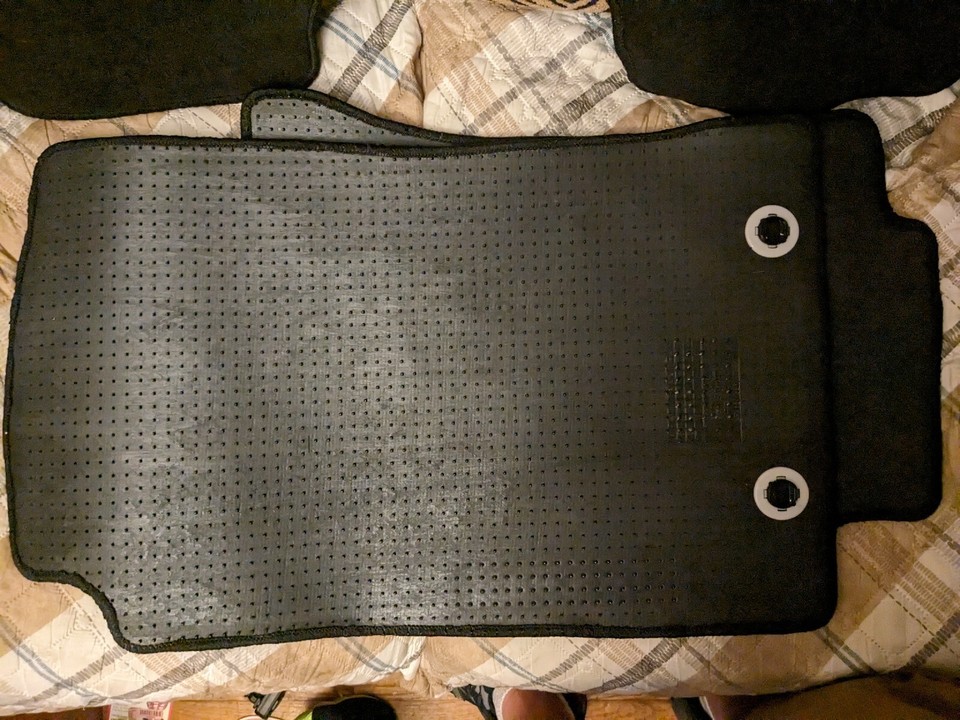 20052011 CARPET FLOOR MATSGENUINE TOYOTA MATS. Black eBay