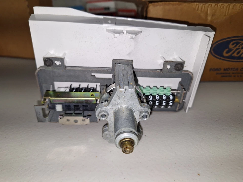 Velocímetro Ford Thunderbird E1SZ-17255-A 1980-1981 nuevo de lote Foto 3 de 4