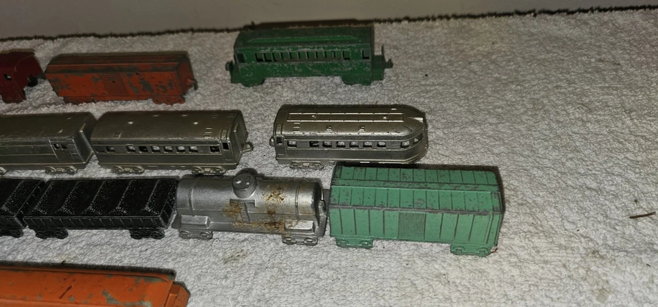 Lot of 15 Vintage Midgetoy Train Cars Lot Metal Blue Diesel Locomotive and Cars - Image 4 of 4