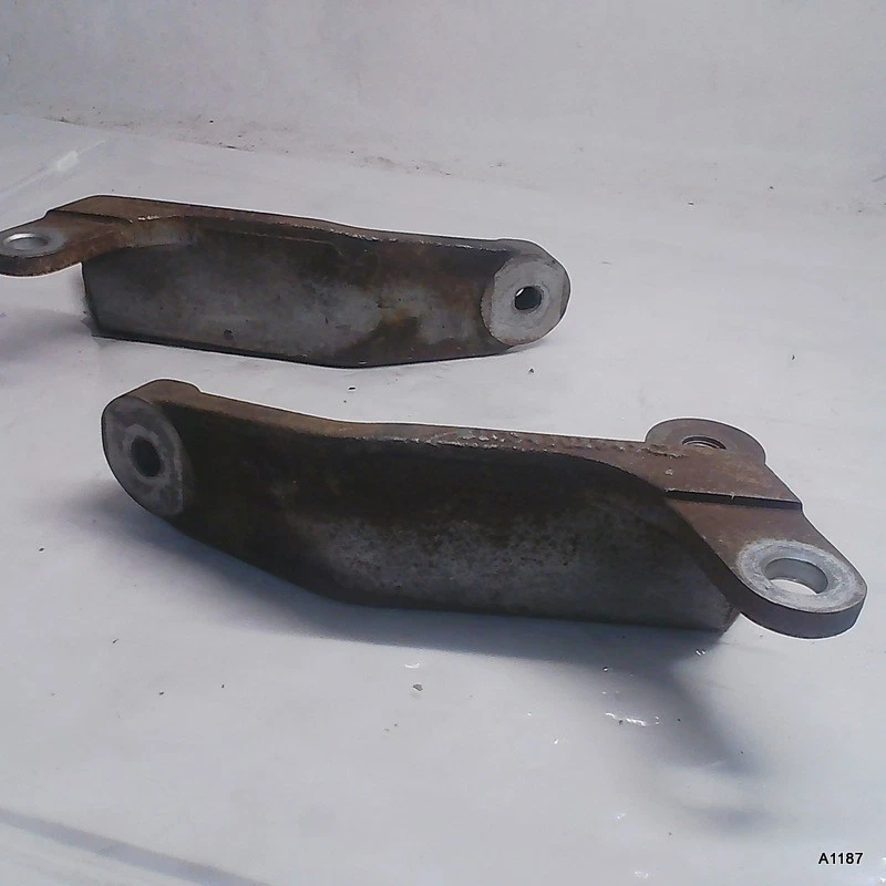 Оригинальные кронштейны для крепления заднего суппорта дисковых тормозов Jaguar XK XKR XKR-S 2007-2015 годов выпуска L&R - Изображение 2 из 4
