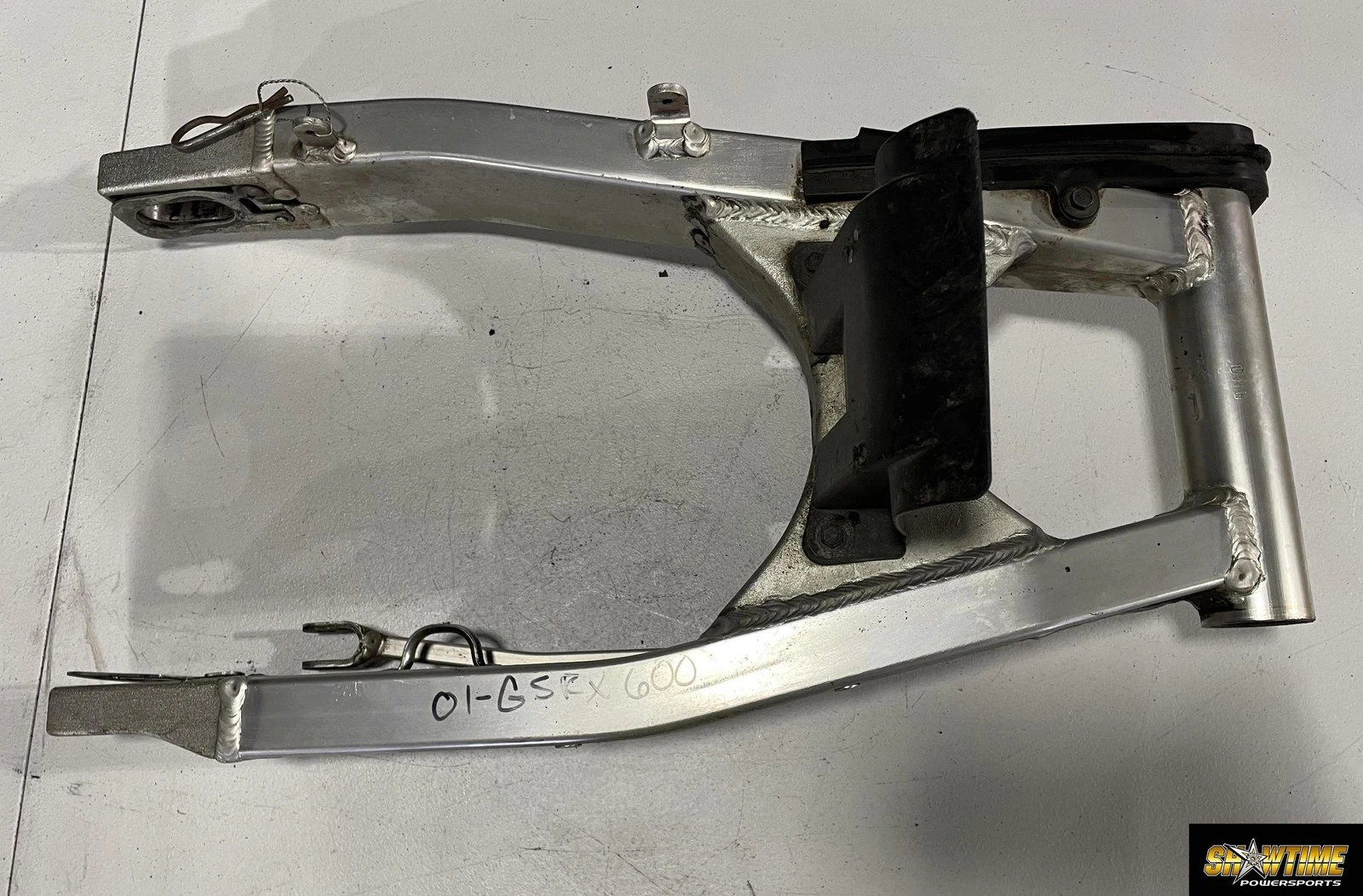 01-05 SUZUKI GSXR600 REAR SWINGARM BACK SUSPENSION SWING ARM