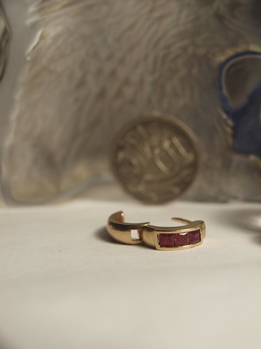 GENUINE / 9CT YELLOW GOLD UNISEX HOOP EARRING WITH RED GARNET / 1 EARRING ONLY ! - Picture 9 of 12