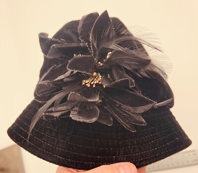 Vintage Black Velvet Hat with Bow - Flapper Bonnet Dressy  display picture 2