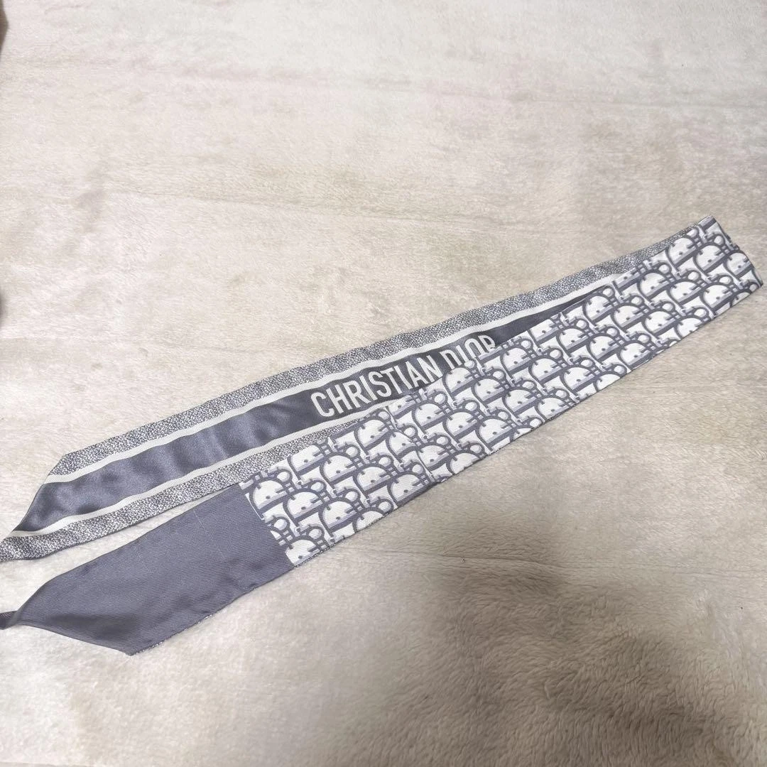 Foulard DIOR gris mitsah soie 90 cm unisexe dans boite spéciale accessoire mode