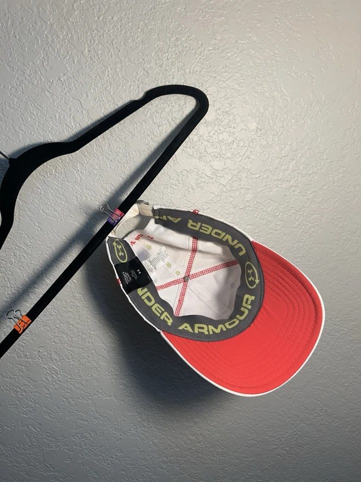Gorra ajustable Under Armour blanca y roja rosa jersey tela ajuste unisex  Foto 2 de 4