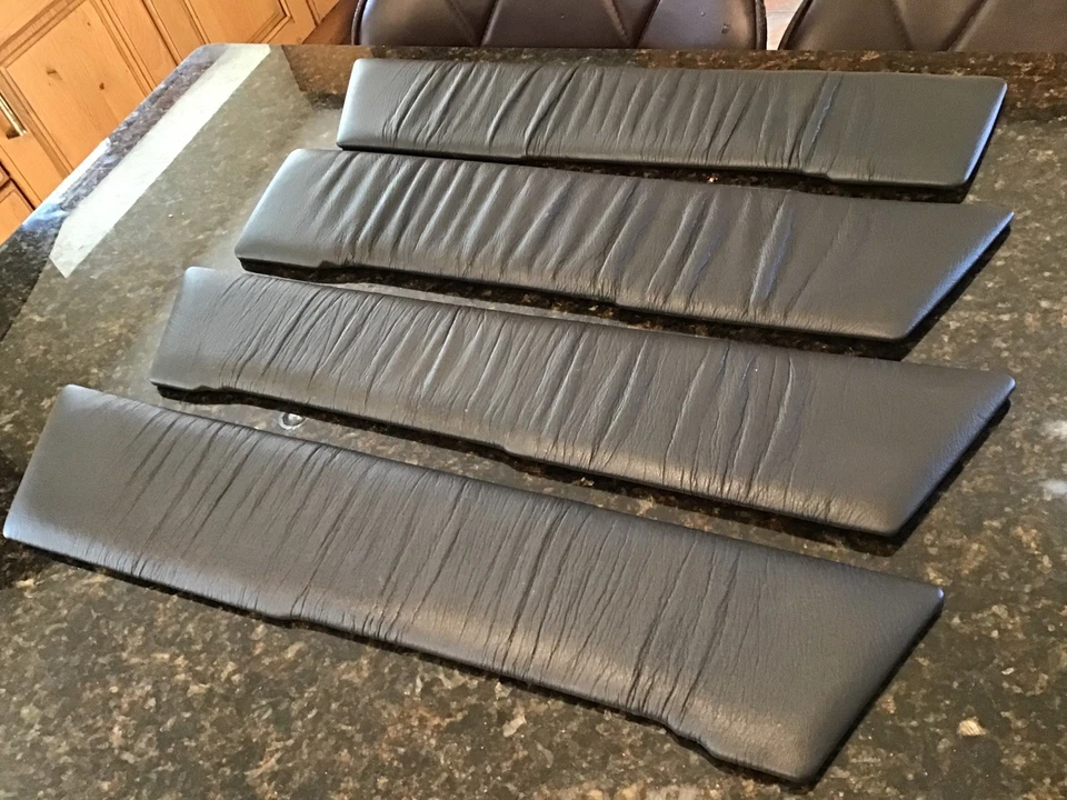 JUEGO DE INSERCIONES DE TARJETAS DE PUERTA DE CUERO VOLVO 850. GRIS OSCURO EXCELENTE ESTADO SIN MARCA Foto 4 de 4