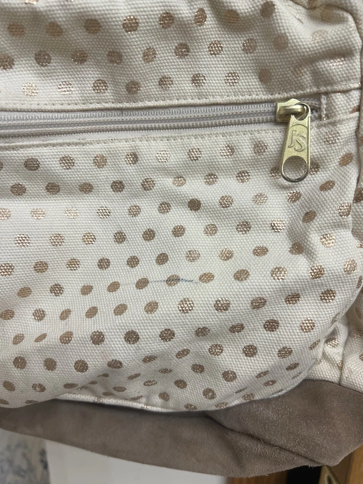 Mochila Jansport. Crema con lunares de oro rosa. Excelente estado Foto 2 de 4