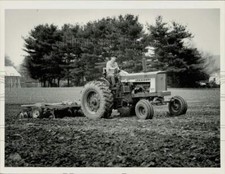 1988 Press Photo Farmer Allan Auchowski harrows his Sweet Corn Field in Hadley