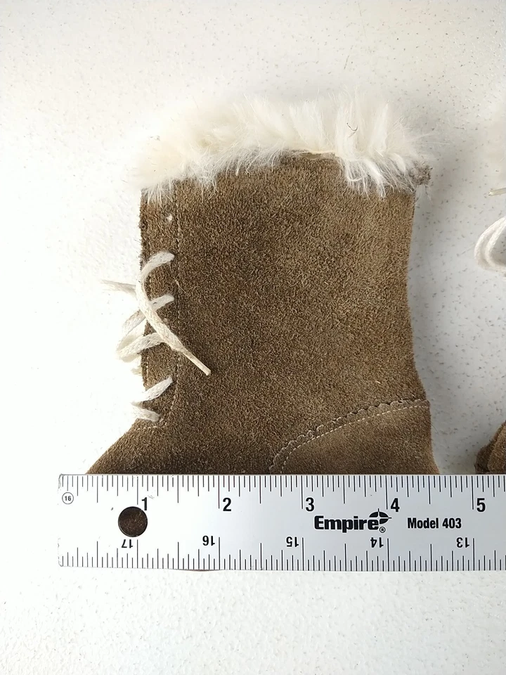 Botas mocassins de couro para bebês botas forradas de pele feitas à mão artesanato indígena nativo - Imagem 4 de 4