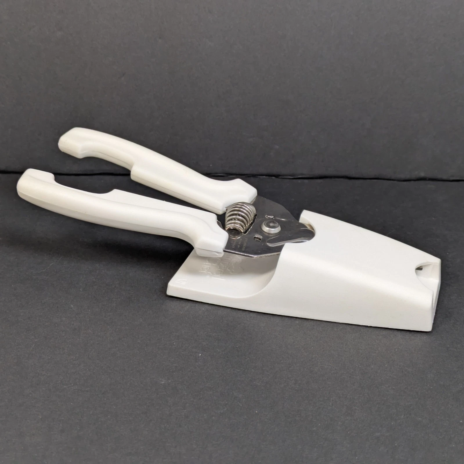 Pampered Chef 1075 Multi Purpose Kitchen Shears Scissors White with Wall Holder