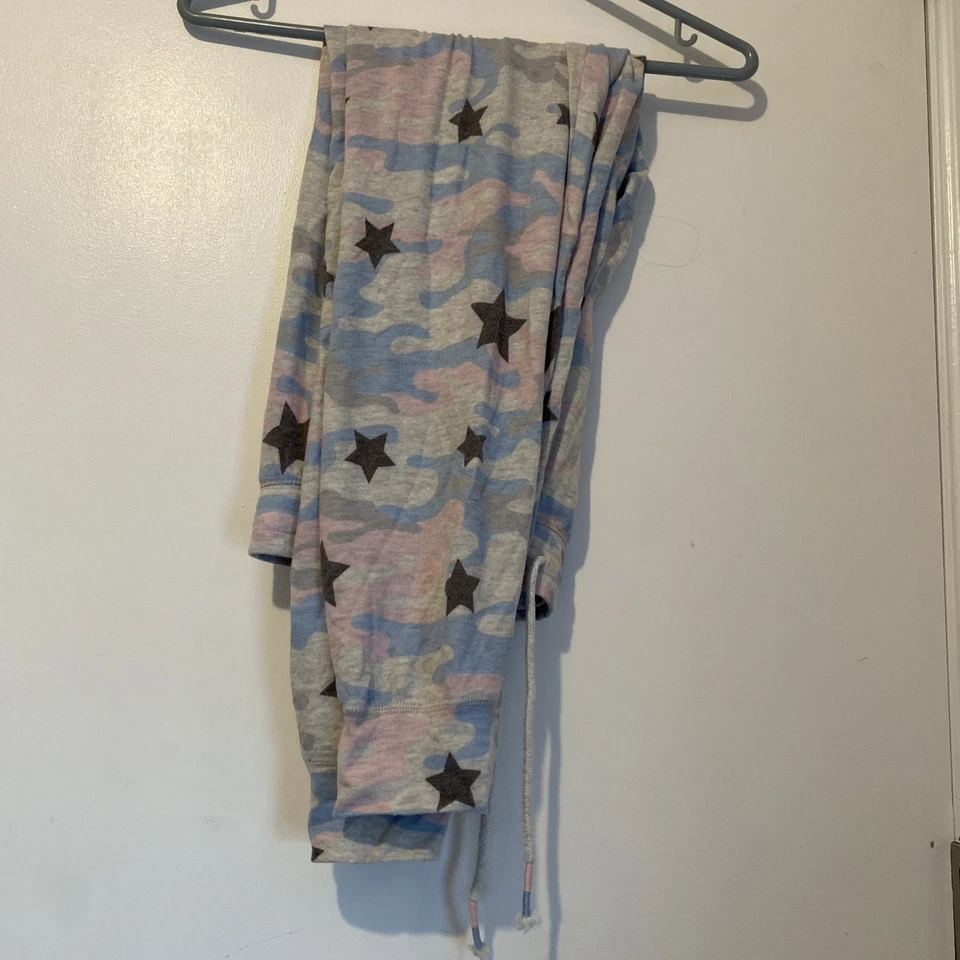 Juego de salón PJ Salvage estrellas camufladas para mujer talla pequeña conjunto de pijama 2 piezas Foto 3 de 4