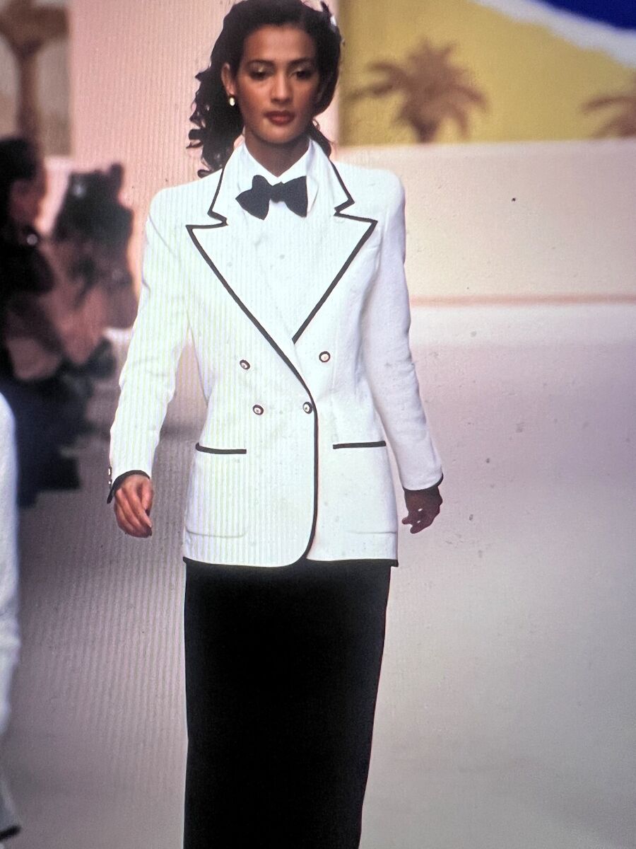 CHANEL 1995P BOUTIQUE MUSEUM TWEED ECRU JACKET BLACK TRIM CHANEL 1995P BOUTIQUE MUSEUM TWEED ECRU JACKET BLACK TRIM