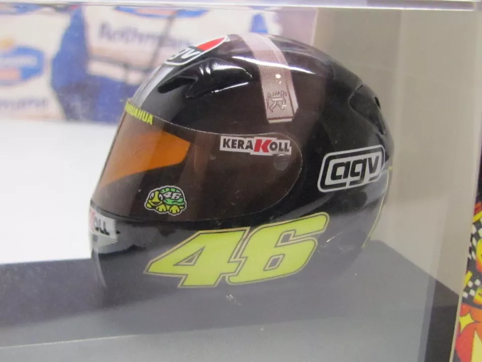 MINICHAMPS / 2007 MOTOGP - VALENTINO ROSSI - 1/8 SCALE MODEL HELMET 397 079076 - Image 3 of 4