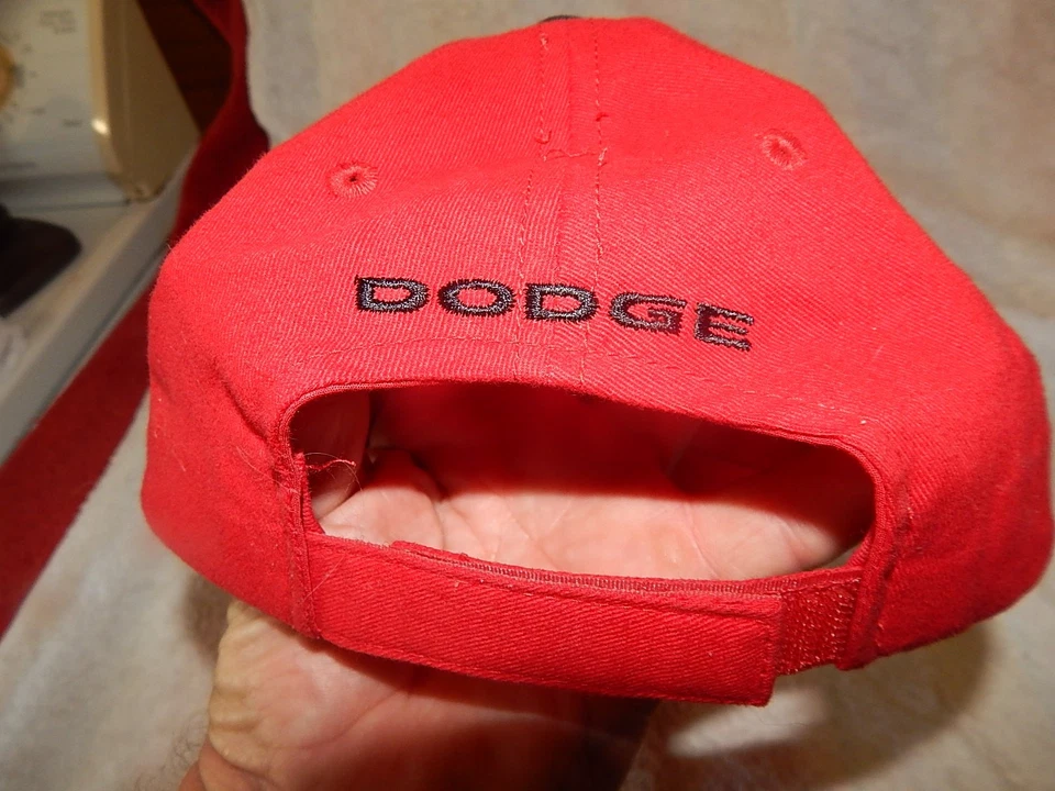 Gorra Dodge Charger moderna con logotipo bordado sombrero rojo con licencia oficial Mopar Foto 3 de 4
