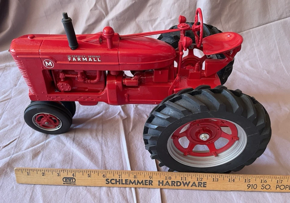 1/8 Farmall M Tractor, Farm Progress Show 1995 FG-ZSM836 NIB - Image 3 of 4
