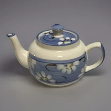 Vintage Housewares International Ceramic Blue And White Daisy Teapot W/Lid