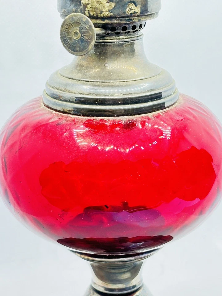 Antigua lámpara de aceite de vidrio rubí Gorham globo huracán enchapado en plata de ley Foto 3 de 4
